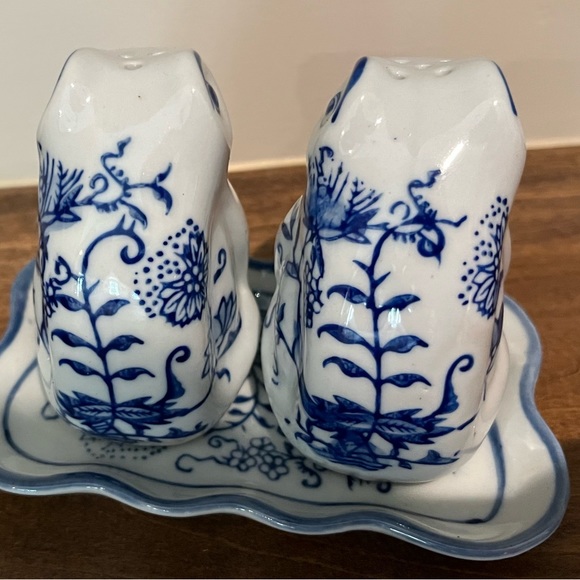 Vintage Frog Salt & Pepper Shaker Set on Lily Pad Tray  Hand Painted Blue Onion - Picture 4 of 4
